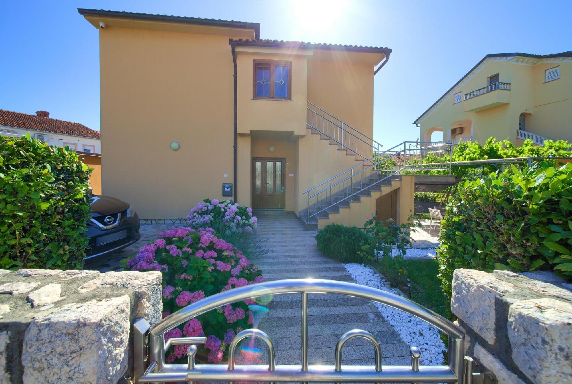 Apartment Bazina - Airconditioning, Parking, 500M From The Beach Krk Town Exterior foto