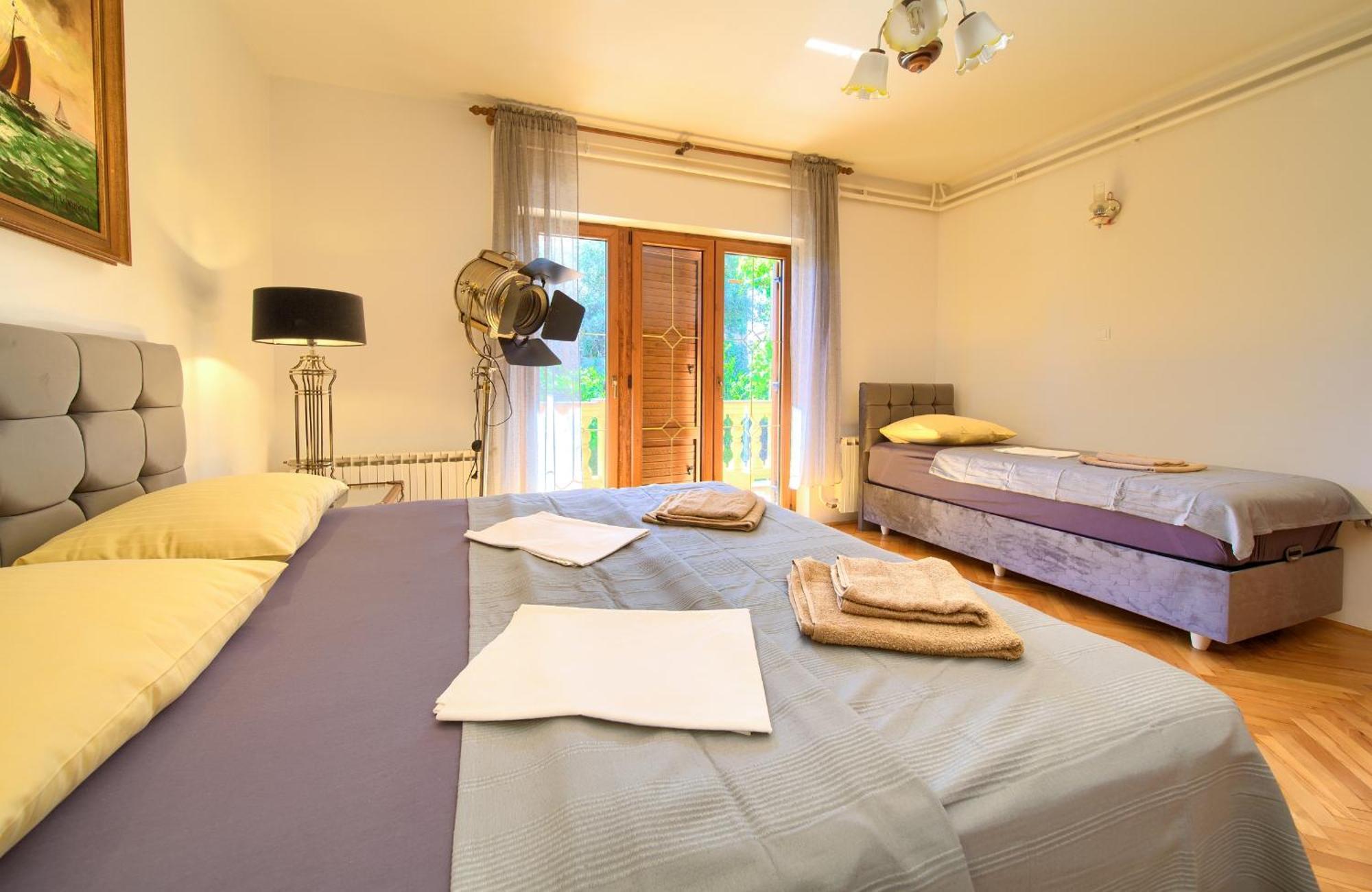 Apartment Bazina - Airconditioning, Parking, 500M From The Beach Krk Town Exterior foto